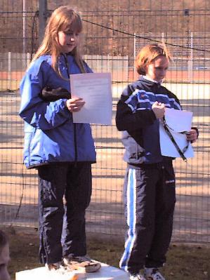 Jana Sch�nle (rechts) bei der Siegerehrung der W12